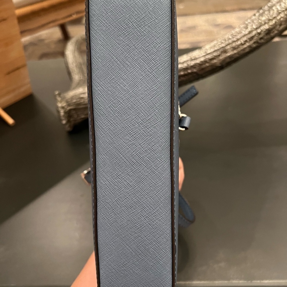 EUC Michael Kors Jet Set Blue Saffiano Leather Crossbody Purse - Picture 7 of 12